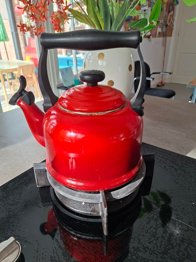 Le Creuset fluitketel 2 liter, Gebruikt, Ophalen of Verzenden, Metaal, Rood