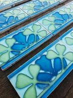 34 Antieke randtegels blauw groen decor in relief 7,5x15cm, Antiek en Kunst, Ophalen