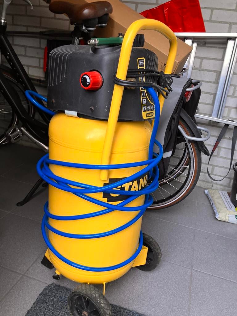 Stanley compressor D230/10/50V, Doe-het-zelf en Verbouw, Compressors, Minder dan 25 liter, Ophalen, Zo goed als nieuw, Minder dan 200 liter/min