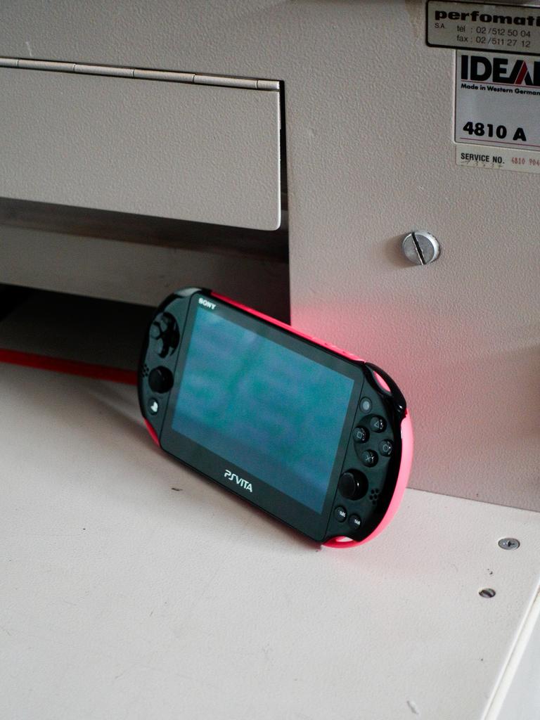 PS Vita Slim, Spelcomputers en Games, Ophalen of Verzenden, Zo goed als nieuw
