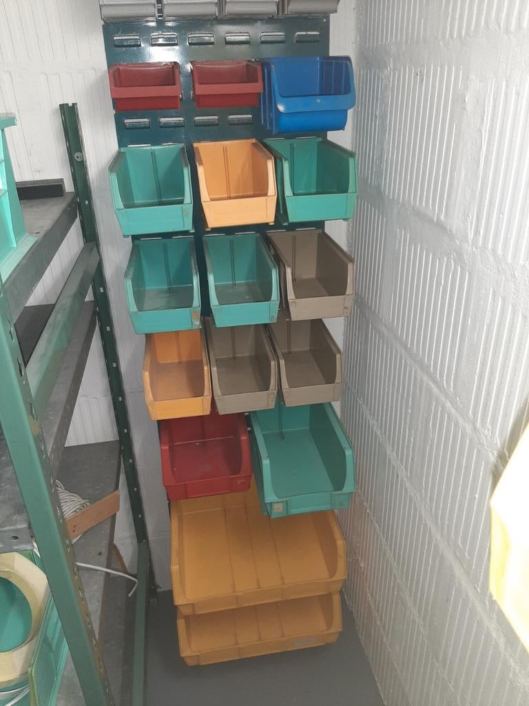 Wandrek met 20 magazijnbakken, Ophalen