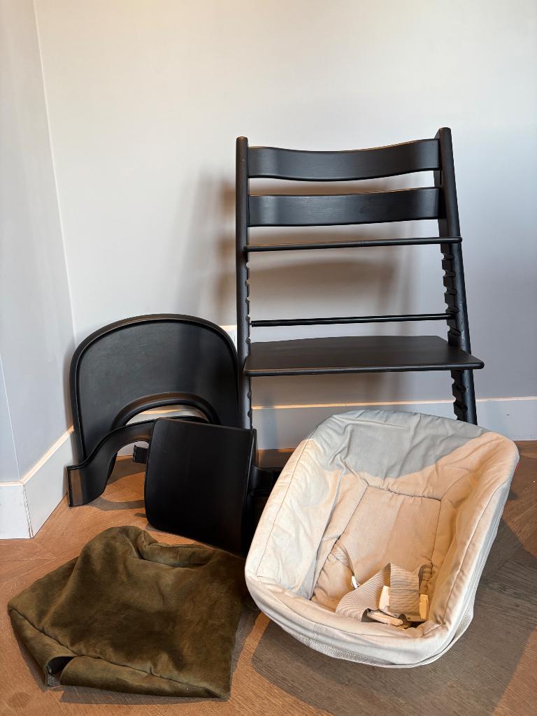 Stokke Tripp Trapp zwart + babyset + eetblad + kussen, Kinderen en Baby's, Kinderstoelen, Gebruikt, Meegroeistoel, Aanschuifbaar