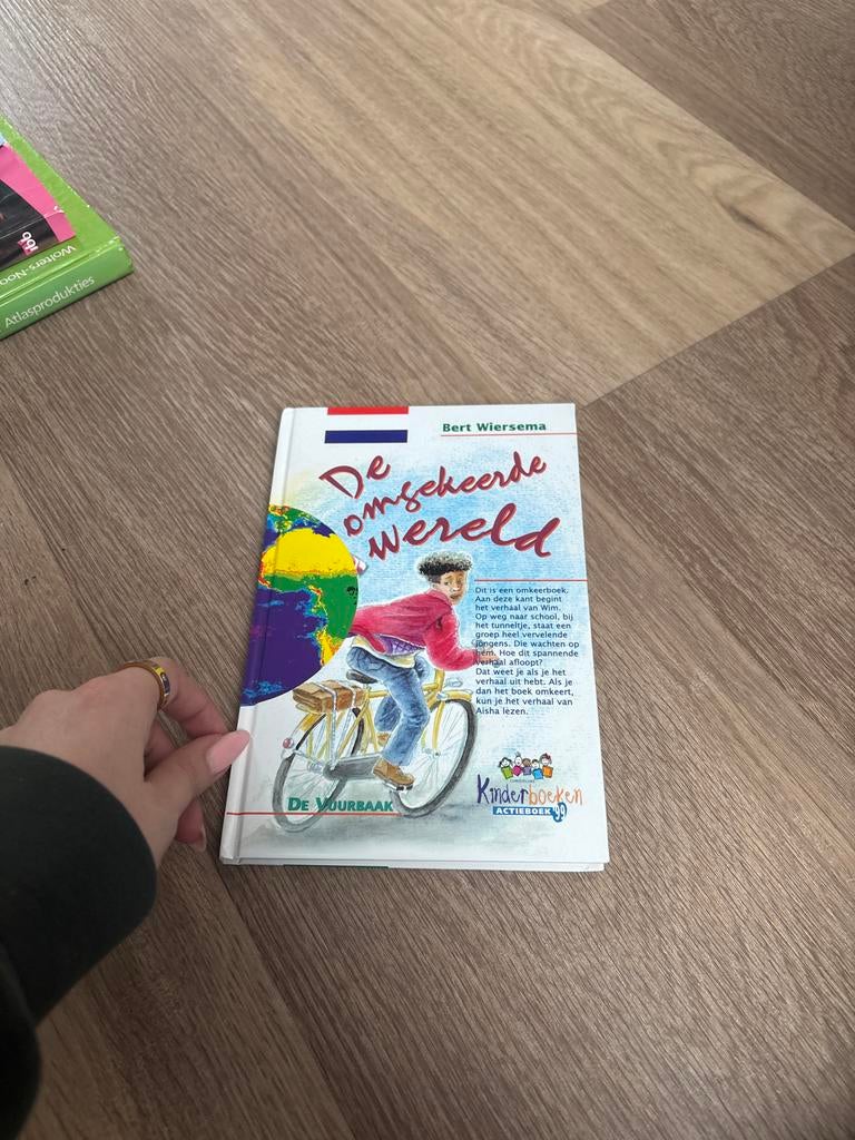 De Omgekeerde Wereld - Bert Wiersema (Kinderboek), Ophalen of Verzenden, Gelezen, Fictie algemeen