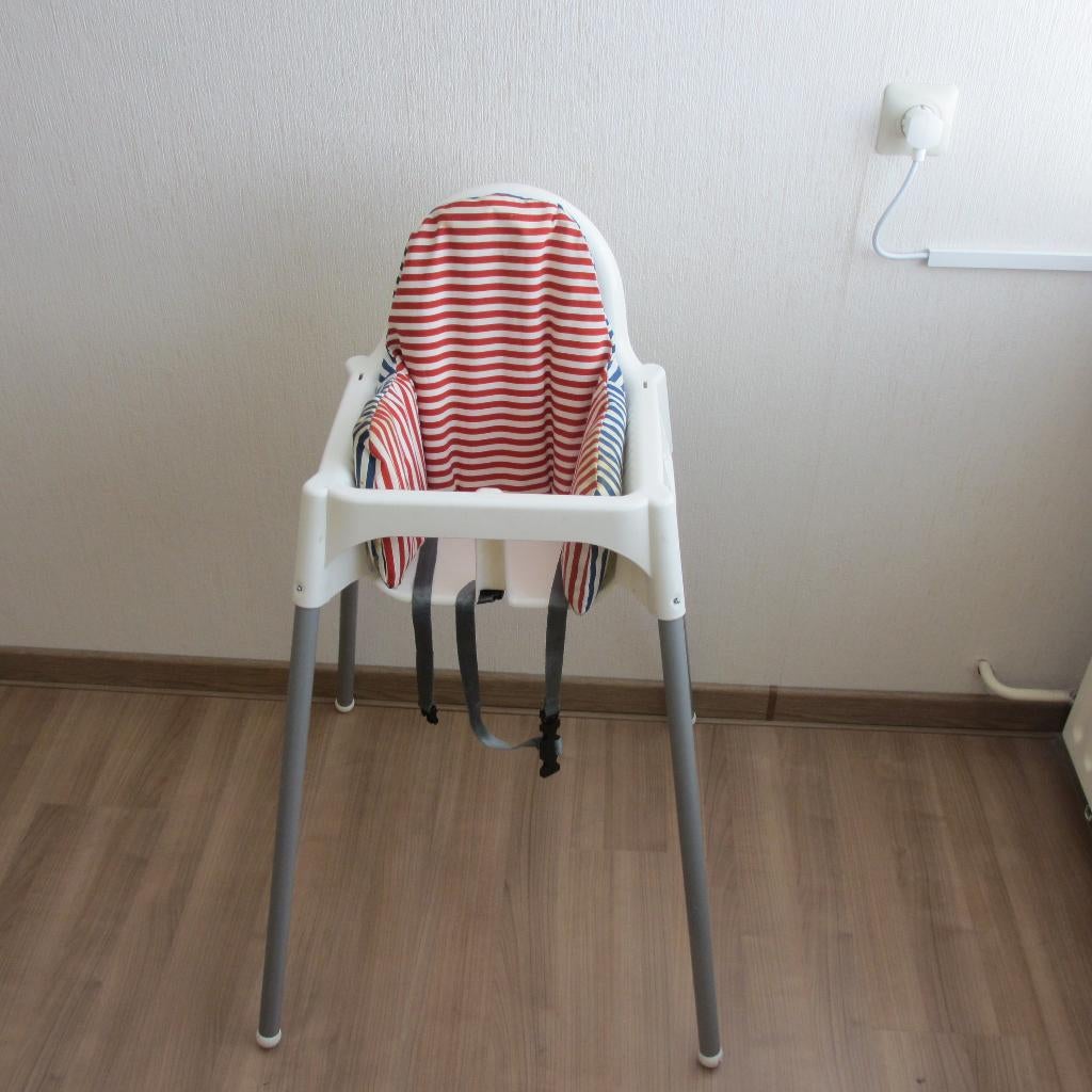 kinderstoel van Ikea met stoelverkleiner, Kinderen en Baby's, Kinderstoelen, Ophalen, Zo goed als nieuw, Overige typen, Stoelverkleiner