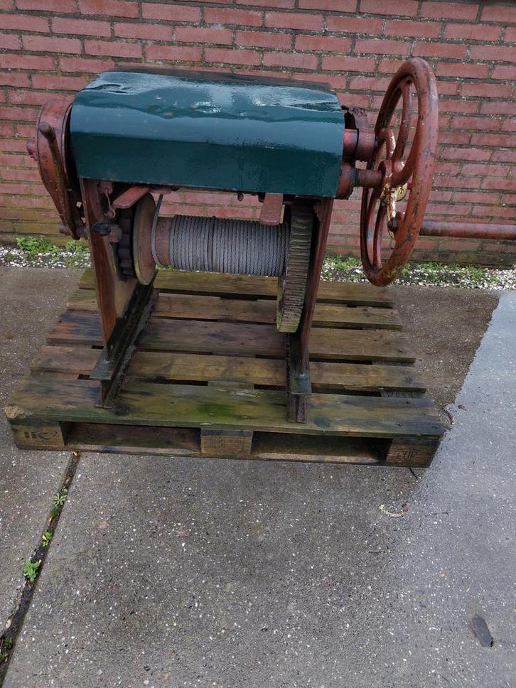 Antieke handlier met slinger werkend, Doe-het-zelf en Verbouw, Lieren en Takels, Gebruikt, Handmatig, Ophalen