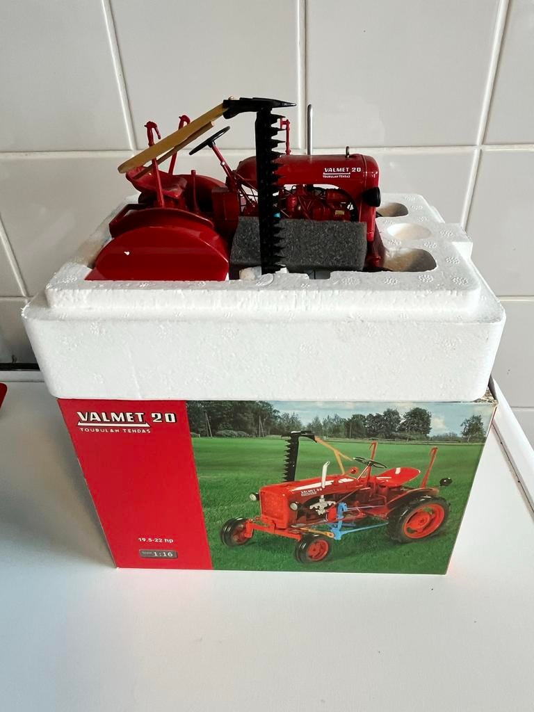 Valmet 20 Tractor Model 1:16 UH - Nieuw in doos, Overige merken, Nieuw, Ophalen of Verzenden, Groter dan 1:32