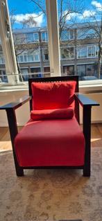 Design stoel met rood kussen en houten frame, Design, 75 tot 100 cm, Ophalen of Verzenden, Zo goed als nieuw