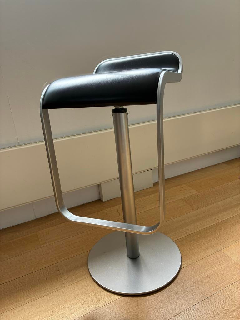 barkruk met zwart leren zitting en metalen frame, Huis en Inrichting, Barkrukken, Ophalen, Gebruikt, In hoogte verstelbaar, 60 tot 90 cm