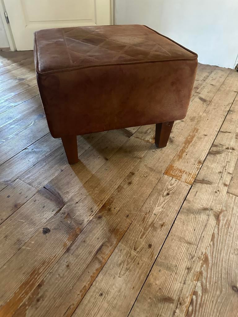 Te koop hocker 2x bruin, Ophalen, Overige materialen, Gebruikt, 50 tot 75 cm