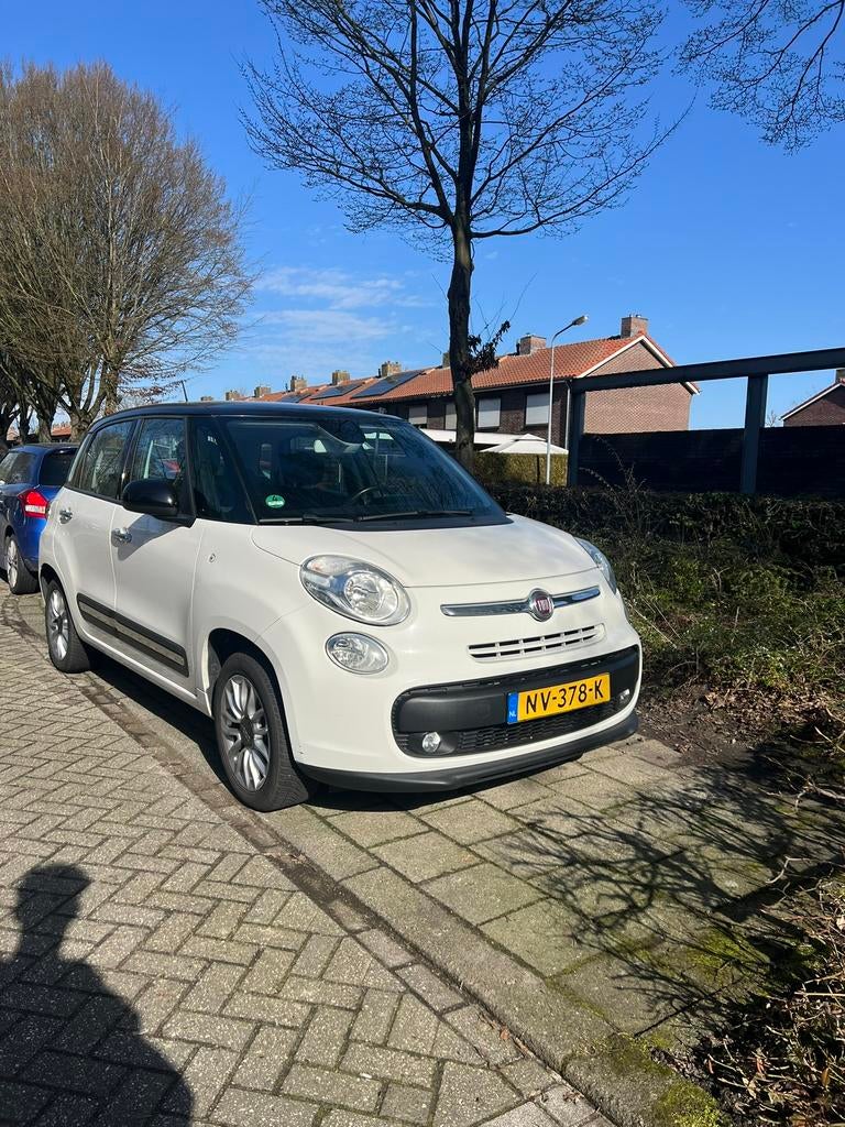 Fiat 500L Lounge 2017 /1 jaar APK /Panaromadak/trekhaak, Zwart, Leder en Stof, Wit, Origineel Nederlands