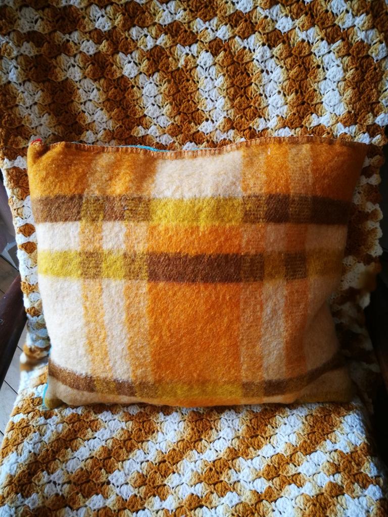 Woonkussen sierkussen gemaakt van vintage wollen dekens, Ophalen of Verzenden, Zo goed als nieuw, Geel, Rechthoekig