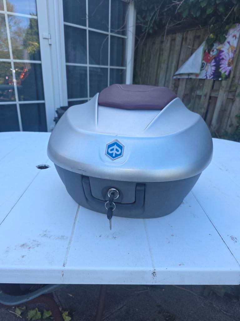 Originele Piaggio Topkoffer voor Beverly 500 met plaat, Motoren, Ophalen of Verzenden