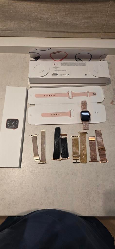 Apple Watch SE (40mm) met roze bandje en extra bandjes, IOS, Ophalen of Verzenden, Zo goed als nieuw, Apple