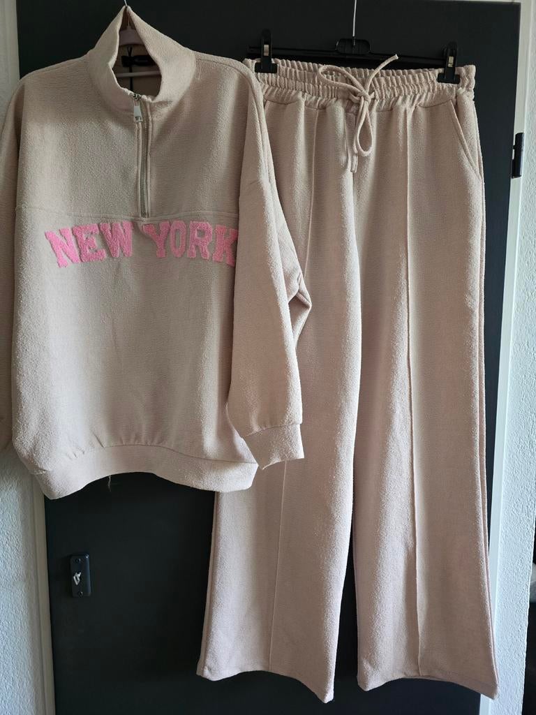 Nieuw 2delig pak new york beige roze 40 42 44, Kleding | Dames, Huispakken, Ophalen of Verzenden, Nieuw, Maat 42/44 (L), Beige