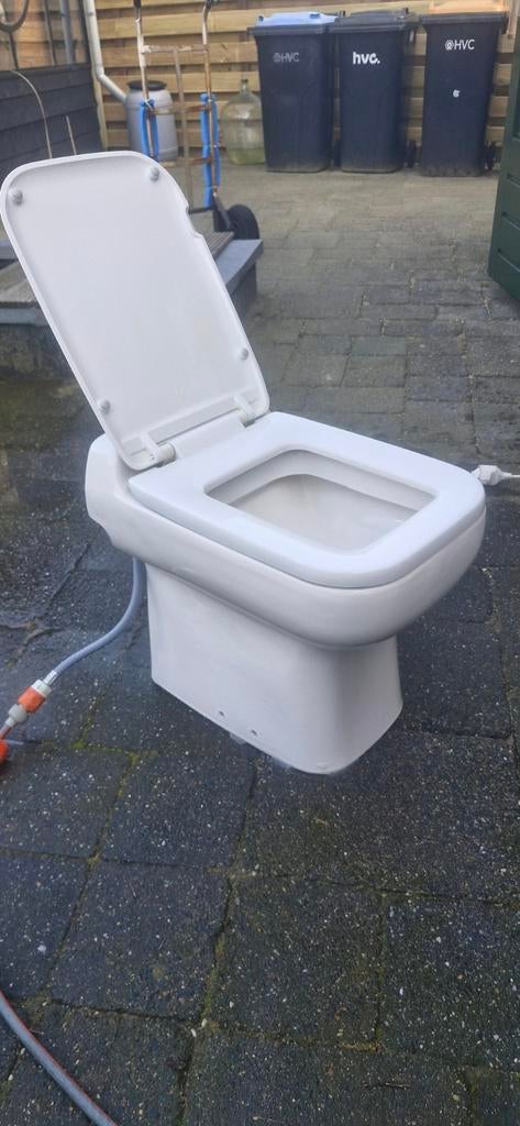 Sanicompact CS40 CLV50 IP44 broyeur toilet /sfa / bezorgen, Doe-het-zelf en Verbouw, Sanitair, Ophalen of Verzenden, Toilet