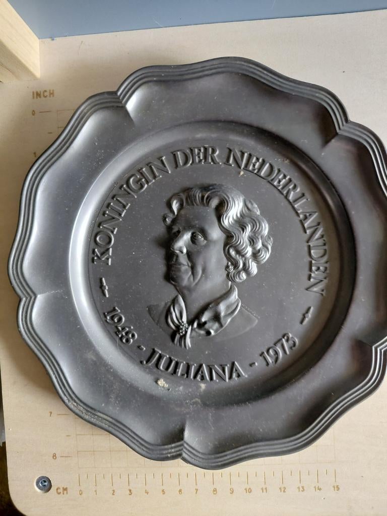 Herdenkingsbord Koningin Juliana 1948-1973 - 92% Tin, Ophalen of Verzenden