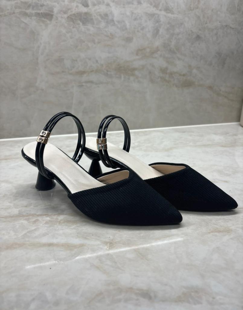 Black strap kitten heels, Kleding | Dames, Schoenen, Ophalen of Verzenden, Zo goed als nieuw, Zwart