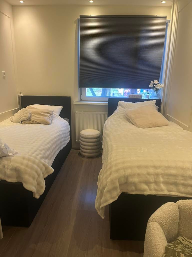 2x Eenpersoons boxspring met opbergruimte