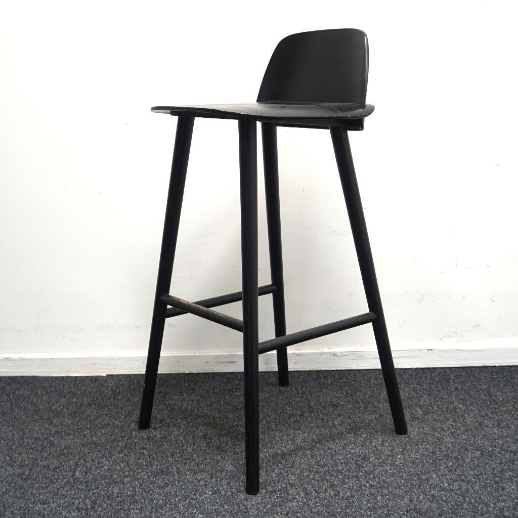 Muuto Nerd Barkruk | Zwart | Hout | Zithoogte 75 cm | Kruk, Huis en Inrichting, Barkrukken, -, -, 60 tot 90 cm, Ophalen of Verzenden