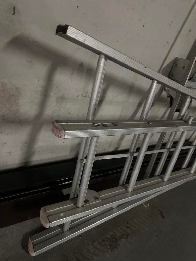 Tweedelige ladder aluminium met wielen, Doe-het-zelf en Verbouw, Steigers, Ophalen of Verzenden, Zo goed als nieuw, Rolsteiger of Kamersteiger