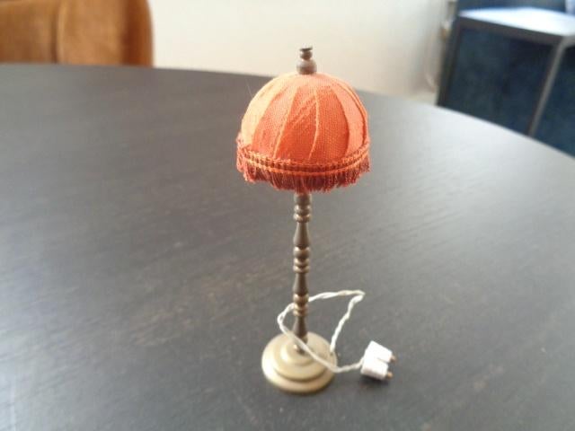 Fraaie staande lamp voor een poppenhuis Lundby (11 cm hoog)., Ophalen of Verzenden, Poppenhuis