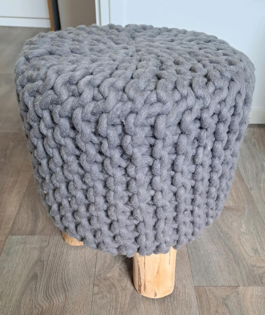 Grijs stoffen krukje met houten poten, Huis en Inrichting, Ophalen, Gebruikt, Hout