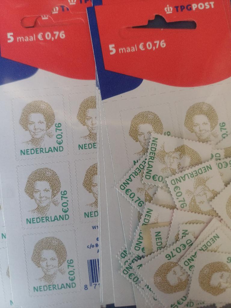 zakje met 100 postzegels € 0,76 met 50% korting nominaal, Ophalen of Verzenden, Na 1940, Postfris