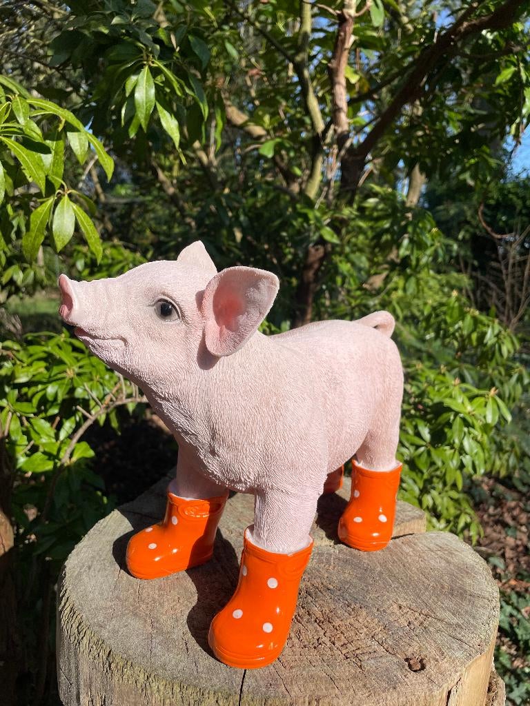 Varken laarsjes staand, Oranje boerderij, tuin, 25cm, Tuin en Terras, Tuinbeelden, Ophalen of Verzenden, Nieuw, Kunststof, Dierenbeeld