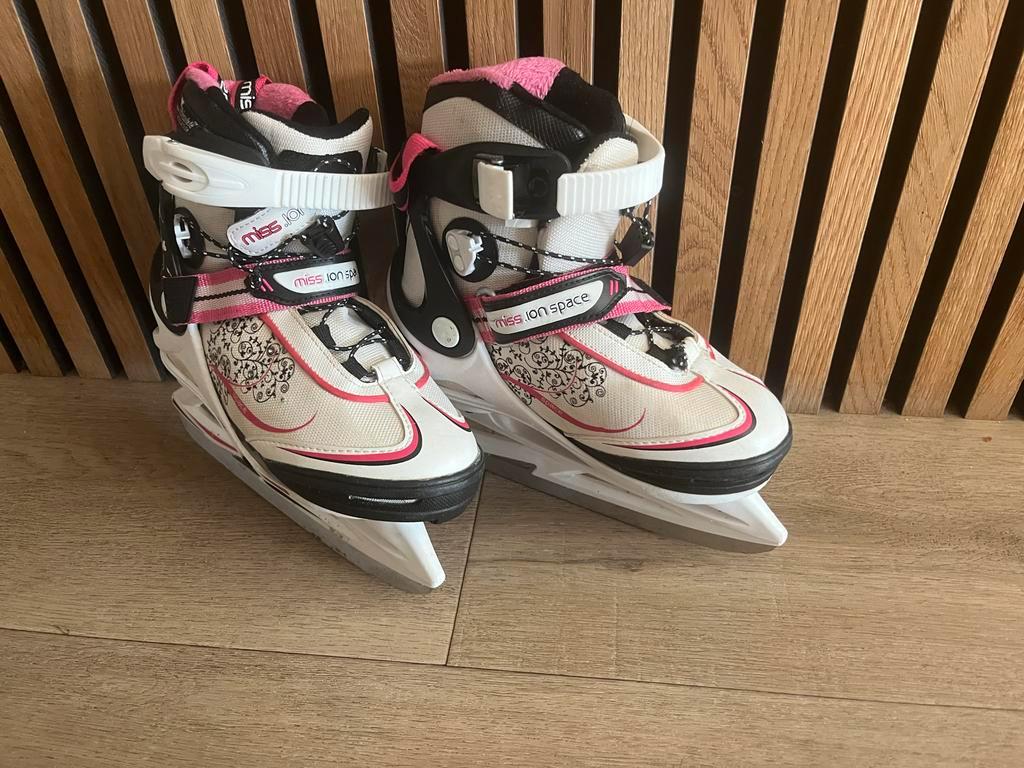 Verstelbare schaatsen maat 32-35 met Thinsulate isolatie, Ophalen of Verzenden, Gebruikt, Kunstschaatsen, Overige merken