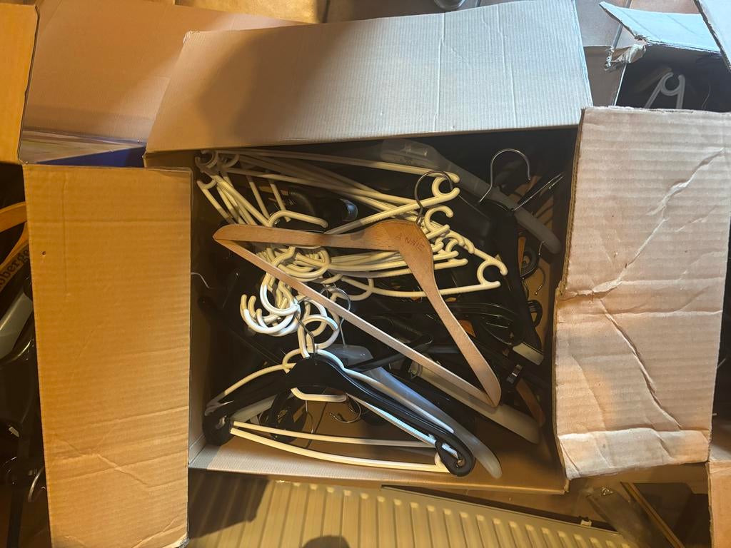 Partij kledinghangers, Ophalen, Gebruikt, Hout, Volwassenen