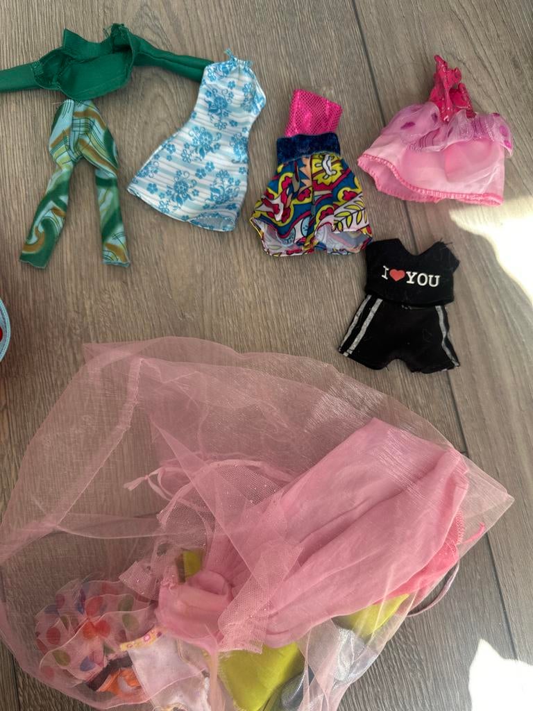 Barbie kleding, accessoires en koffer, Ophalen, Gebruikt, Meisje