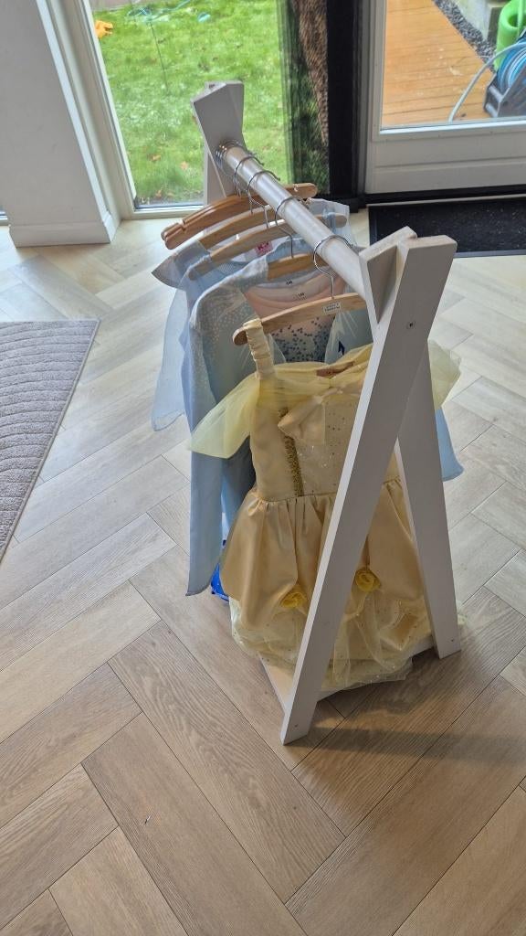 Kledingrek inclusief verkleed kleding, Kinderen en Baby's, Ophalen, Zo goed als nieuw, 134 t/m 140, Meisje