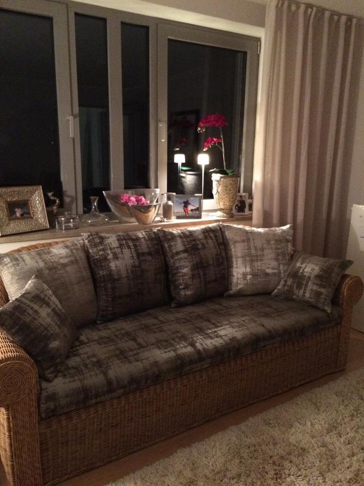 Prachtige rotan bank in beige kleur, Huis en Inrichting, Banken | Bankstellen, Zo goed als nieuw, Rechte bank, Driepersoons, Riet of Rotan