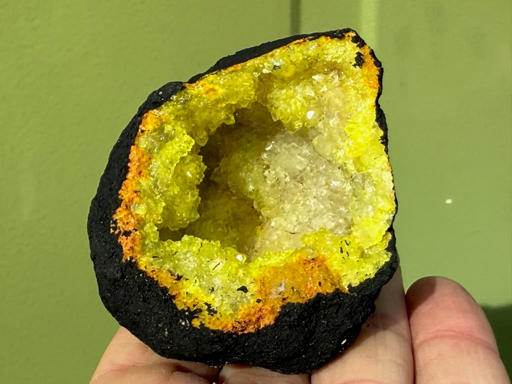 Powerboll geode mineralen fluorescerende UVActief, Ophalen of Verzenden, Mineraal