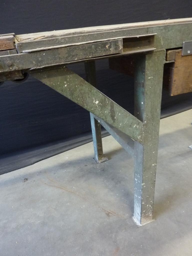 Zware werkbank om aan de muur te schroeven afm. 200x60cm, Ophalen, Gebruikt, Handelsonderneming Hendriksen, Bankschroef