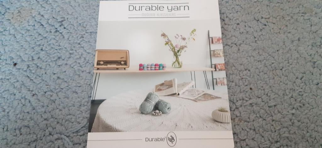 Durable Yarn Moderne Klassiekers het nieuwste Durable boekje, Ophalen of Verzenden, Zo goed als nieuw, Haken, Patroon of Boek