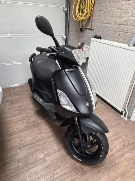 MOOIE PIAGGIO FLY TE KOOP!!!, Fietsen en Brommers, Scooters | Piaggio, Gebruikt, Fly, Maximaal 25 km/u, Benzine, Ophalen
