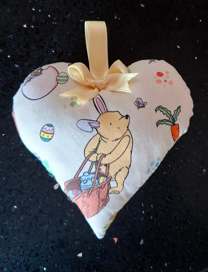 nieuw- Winnie de Pooh Pasen hanger/ hartje, Huis en Inrichting, Woonaccessoires | Overige, Nieuw, Ophalen of Verzenden