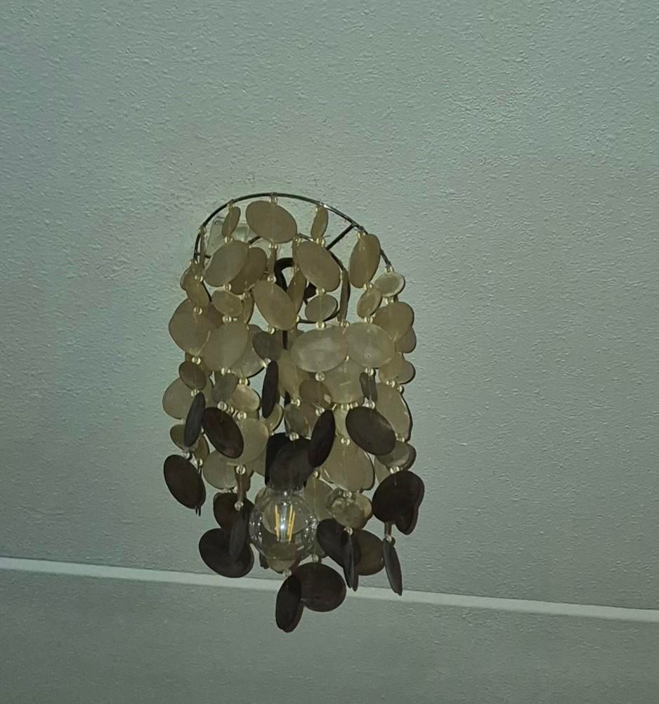 Mooie lamp van platte schelpen in pastel kleuren, Huis en Inrichting, Lampen | Hanglampen, Overige materialen, Gebruikt, Bohemian, Natuurlijk, Sfeervol