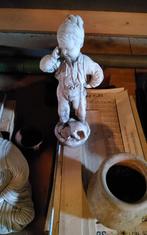 Tuinbeeld, jongetje die eierenraapt, ongeveer 50 cm., Tuin en Terras, Tuinbeelden, Ophalen