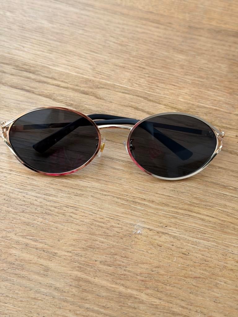 Miu Miu Zonnebril - Stijlvol en Trendy, Sieraden, Tassen en Uiterlijk, Zonnebrillen en Brillen | Dames, Zonnebril, Prada, Zwart