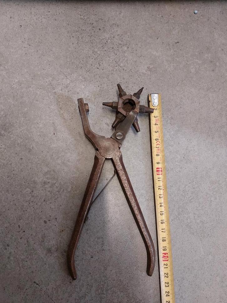 Oude antieke rasche  Gaatjestang ponstang leerbewerking tang, Antiek en Kunst, Antiek | Gereedschap en Instrumenten, Ophalen of Verzenden