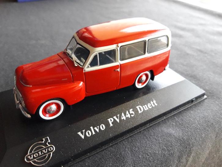 Volvo PV445 Duett rood-wit 1:43 Volvo Collection- NIEUW IXO, Hobby en Vrije tijd, Modelauto's | 1:43, Zo goed als nieuw, Auto