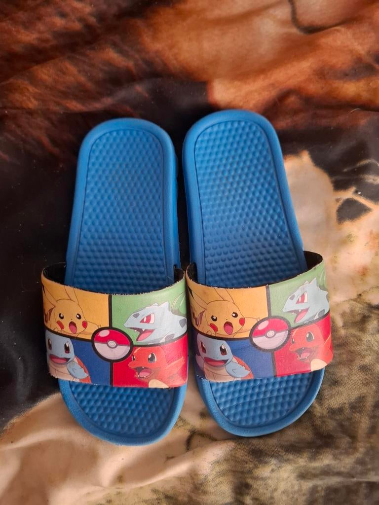 Pokémon slippers maat 32, Kinderen en Baby's, Kinderkleding | Schoenen en Sokken, Ophalen of Verzenden, Nieuw, Jongen of Meisje
