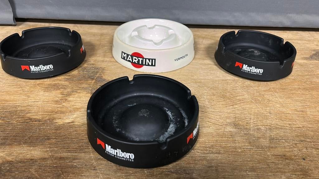 Marlboro en Martini as bakken., Verzamelen, Rookartikelen, Aanstekers en Luciferdoosjes, Ophalen of Verzenden, Zo goed als nieuw
