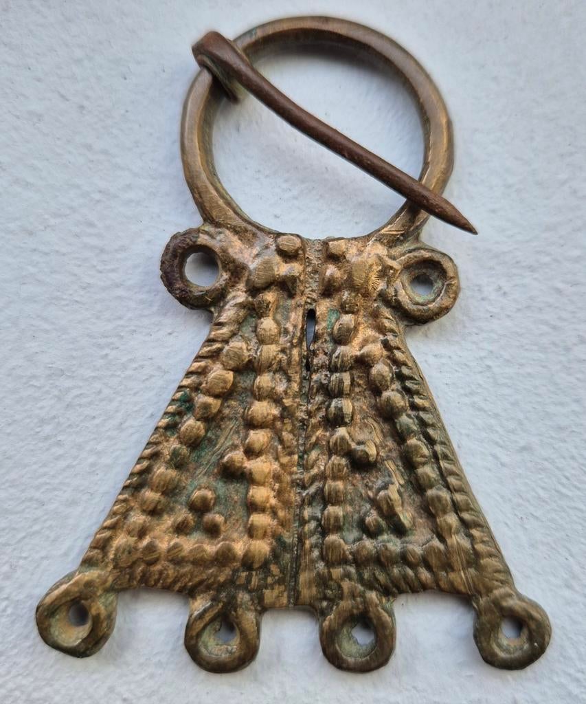Viking fibula bodemvondst brons 9de 10de eeuw, Ophalen of Verzenden, Brons