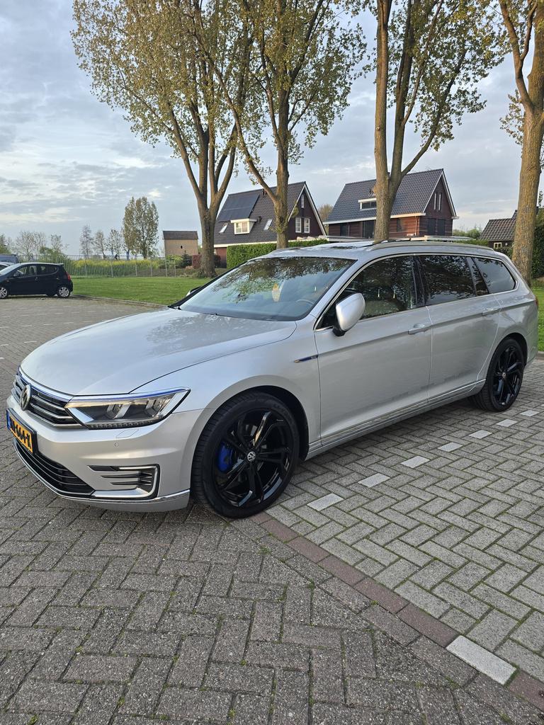 Volkswagen Passat 1.4TSI 218PK GTE Phev VAR 2015 FULL OPTION, Auto's, Zwart, 1600 kg, 93 €/maand, Zilver of Grijs