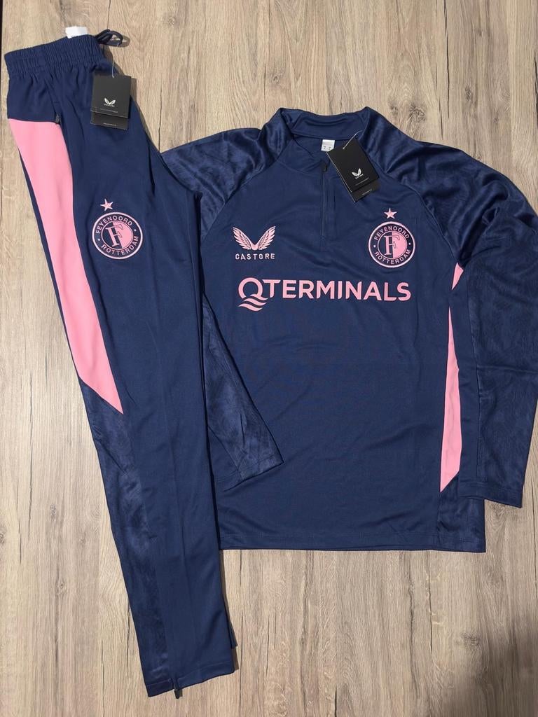 Feyenoord tenue maat 134-140, Sport en Fitness, Voetbal, Maat XS of kleiner, Ophalen of Verzenden, Nieuw, Trainingspak