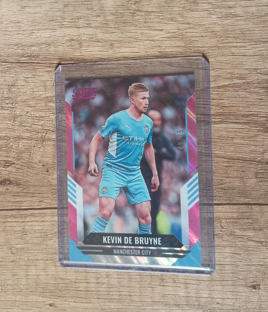 Kevin de Bruyne pink laser parallel /25 Panini Fifa Score, Ophalen of Verzenden, Nieuw, Buitenlandse clubs, Poster, Plaatje of Sticker