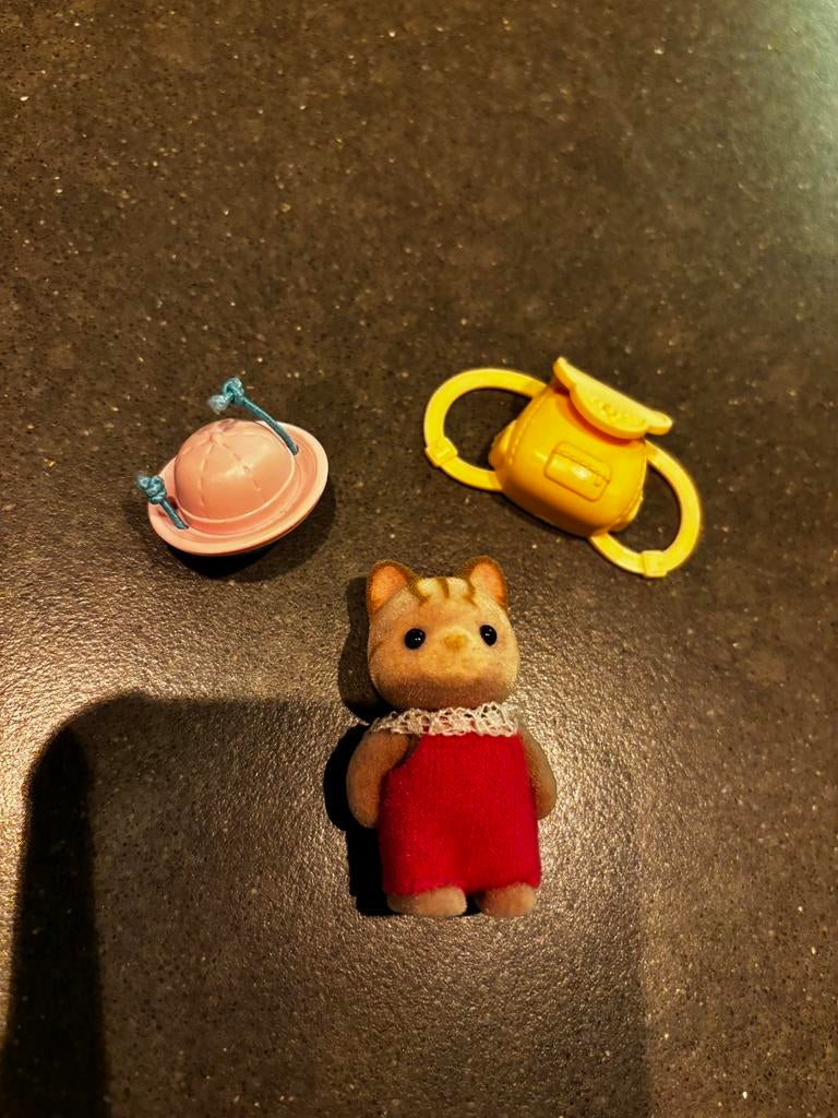 Sylvanian Families - Baby eekhoorn met tas en hoed - ZGAN, Ophalen of Verzenden, Zo goed als nieuw, Popje